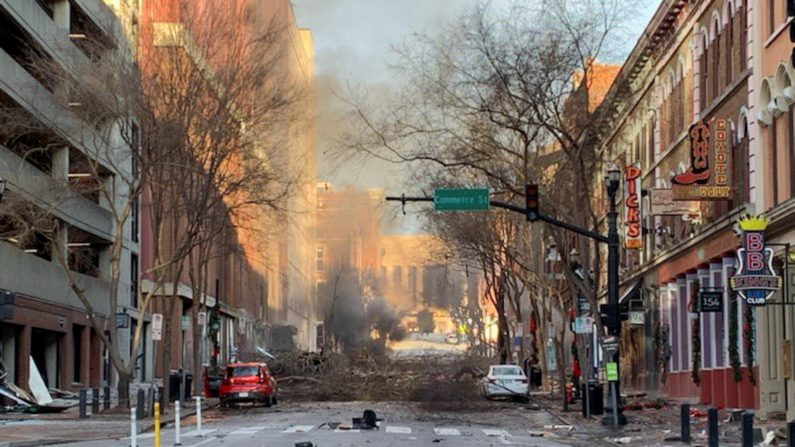 Fotografía cedida por el Departamento de Policía de Nashville (Tennessee, EE.UU.) donde se observa una zona afectada tras una gran explosión, en Second Avenue, Nashville, el 25 de diciembre de 2020. (Departamento de Policía de Nashville/EFE)