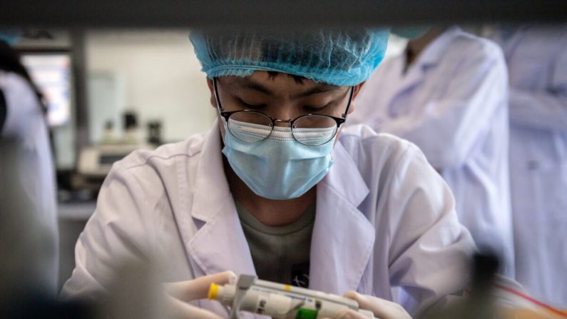 Un trabajador es visto dentro de un laboratorio en Beijing el 14 de mayo de 2020. (Nicolas Asfouri/AFP vía Getty Images)
