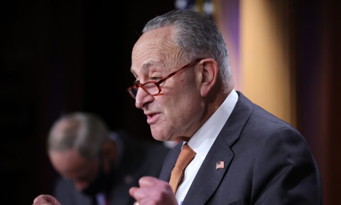 El líder de la minoría del Senado, Chuck Schumer (DN.Y.), habla durante una conferencia de prensa en el Capitolio de los Estados Unidos en Washington el 8 de diciembre de 2020. (Win McNamee/Getty Images)