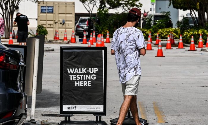 Un hombre se acerca a un sitio de prueba de COVID-19 en Miami Beach, Florida, el 17 de noviembre de 2020. (CHANDAN KHANNA/AFP a través de Getty Images)