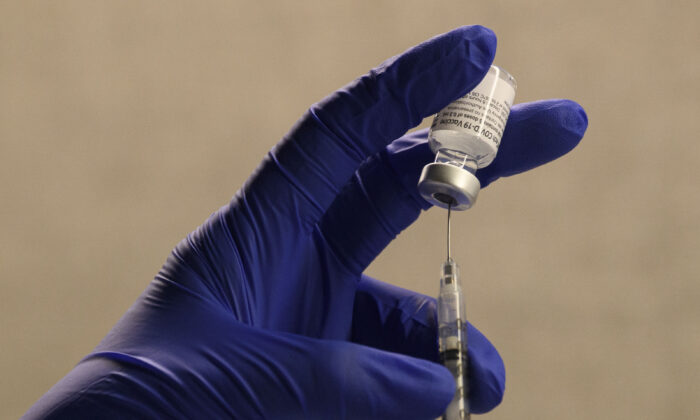Un farmacéutico llena una jeringa para preparar una dosis de la vacuna Pfizer-BioNTech COVID-19 en un sitio de vacunación en Torrance Memorial Medical Center en Torrance, California (EE.UU.), el 19 de diciembre de 2020. (Patrick Fallon/AFP a través de Getty Images)