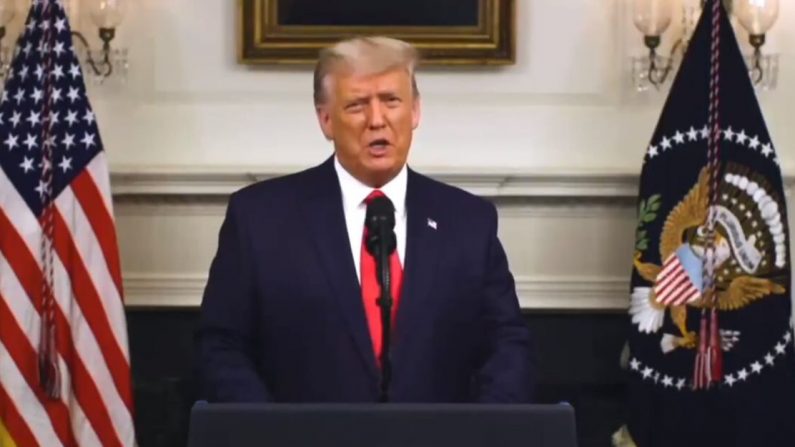 El presidente Donald Trump pronuncia un discurso en una conferencia pregrabada el 2 de diciembre. (Captura de pantalla del video de la Casa Blanca)