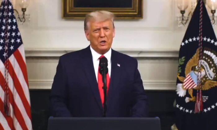 El presidente Donald Trump pronuncia un discurso pregrabado el 2 de diciembre. (Captura de pantalla de un video de la Casa Blanca)