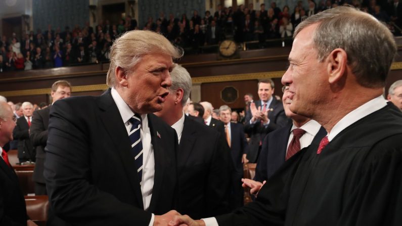 El presidente Donald Trump le da la mano al presidente del Tribunal Supremo John Roberts en la Cámara del Capitolio de los Estados Unidos el 28 de febrero de 2017. (Jim Lo Scalzo - Pool/Getty Images)