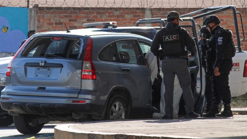 Agentes y peritos de la Policía Municipal examinan autos vandalizados por el crimen organizado, en la ciudad de Celaya, estado de Guanajuato (México). EFE/Luis Ramírez