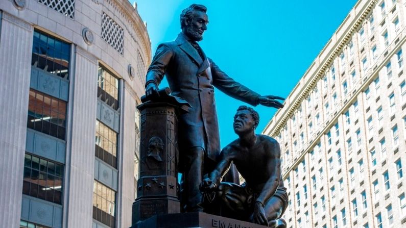 La estatua de Abraham Lincoln (erigida en 1879 por Thomas Ball) en el Park Square de Boston, Massachusetts, el 16 de junio de 2020. (Joseph Prezioso/AFP vía Getty Images)