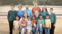 Padres de Texas adoptan a 6 hermanos duplicando el tamaño de su familia en un día