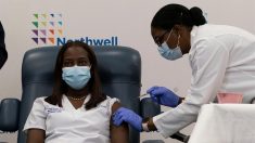 Enfermera se convierte en la primera estadounidense en recibir la vacuna COVID-19