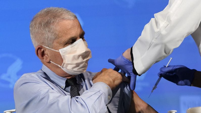 Anthony Fauci, director del Instituto Nacional de Alergias y Enfermedades Infecciosas, se prepara para recibir su primera dosis de la vacuna COVID-19 en los Institutos Nacionales de Salud en Bethesda, Maryland, el 22 de diciembre de 2020. (Patrick Semansky-Pool/Getty Images)