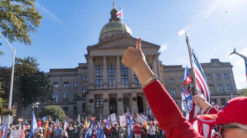 Los partidarios del presidente Donald Trump organizan una protesta "Stop the Steal" frente al edificio de la capital del estado de Georgia en Atlanta, Georgia, el 21 de noviembre de 2020. (Megan Varner/Getty Images)
