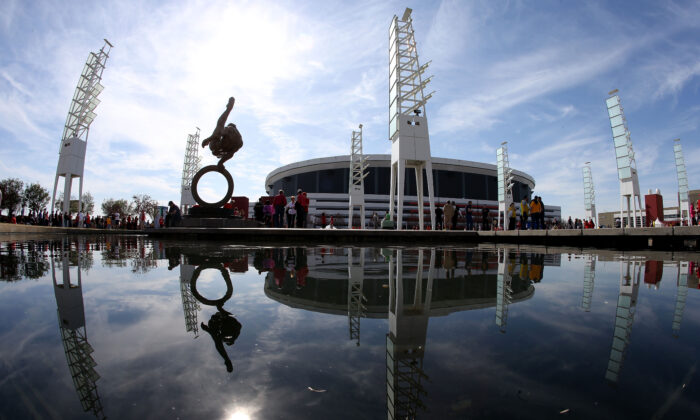 Una vista general del exterior del Georgia Dome antes de la Semifinal de la Final Four de la NCAA Masculina 2013 entre los Louisville Cardinals y los Wichita State Shockers en Atlanta, Georgia, el 6 de abril de 2013. (Streeter Lecka/Getty Images)