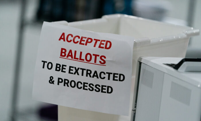 Un contenedor para boletas en las oficinas de la Junta de Registro de Votantes y Elecciones del Condado de Gwinnett en Lawrenceville, Georgia, el 7 de noviembre de 2020. (Elijah Nouvelage/Getty Images)