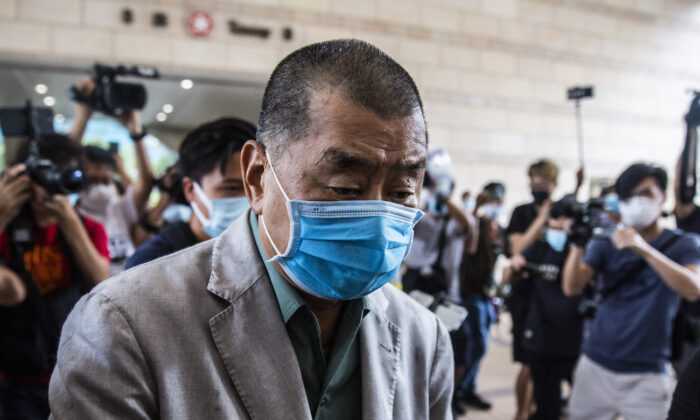 El dueño de medios de comunicación prodemocracia de Hong Kong, Jimmy Lai, está presente ante el tribunal de West Kowloon en Hong Kong el 3 de septiembre de 2020. (Isaac Lawrence/AFP vía Getty Images)