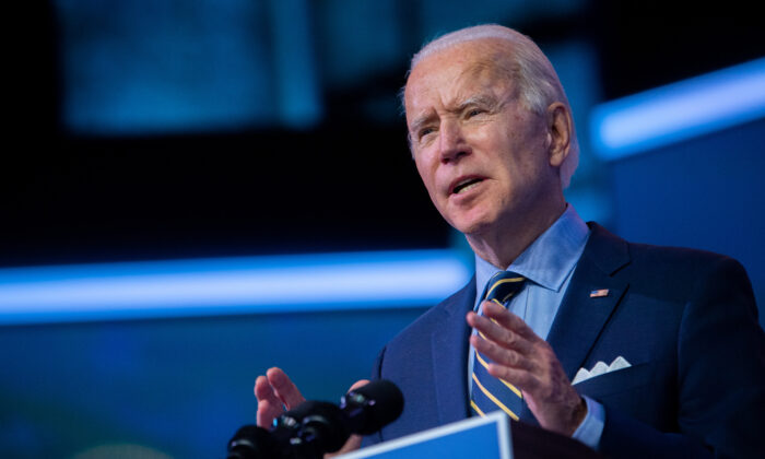 El candidato presidencial demócrata, Joe Biden, emite declaraciones en el Queen Theatre en Wilmington, Dela. el 28 de diciembre de 2020. (Mark Makela/Getty Images)