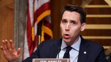 Hawley reitera su objeción a los resultados electorales y rechaza presión de McConnell