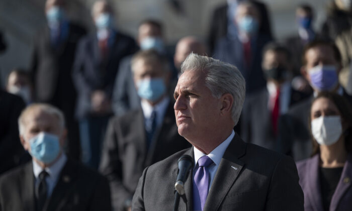 El líder de la minoría de la Cámara de Representantes, Kevin McCarthy (R-Calif.), habla durante una conferencia de prensa en los escalones del Capitolio de EE. UU. en Washington, el 10 de diciembre de 2020. (Andrew Caballero-Reynolds/AFP a través de Getty Images)