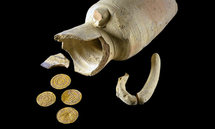 El jarrón y las monedas de oro. (Foto: Dafna Gazit, Autoridad de Antigüedades de Israel)