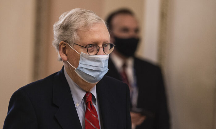 El líder de la mayoría del Senado, Mitch McConnell (R-Ky.), camina hacia el Senado en el Capitolio de Washington, el 20 de diciembre de 2020. (Tasos Katopodis/Getty Images)
