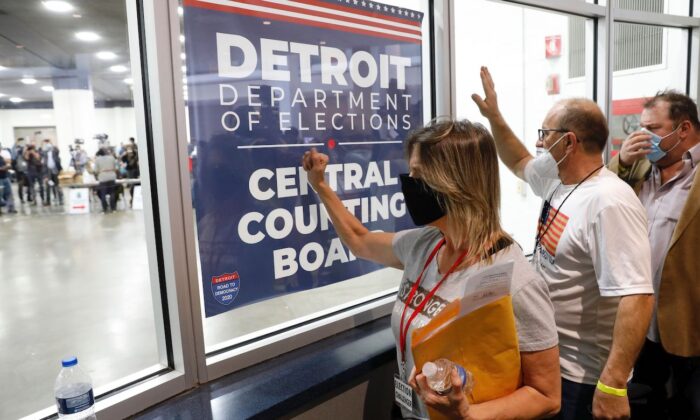 Varias personas esperan fuera de la sala donde se cuentan las boletas de voto ausente para las elecciones generales de 2020 en el Centro TCF en Detroit, Michigan, el 4 de noviembre de 2020. (Jeff Kowalsky/AFP vía Getty Images)