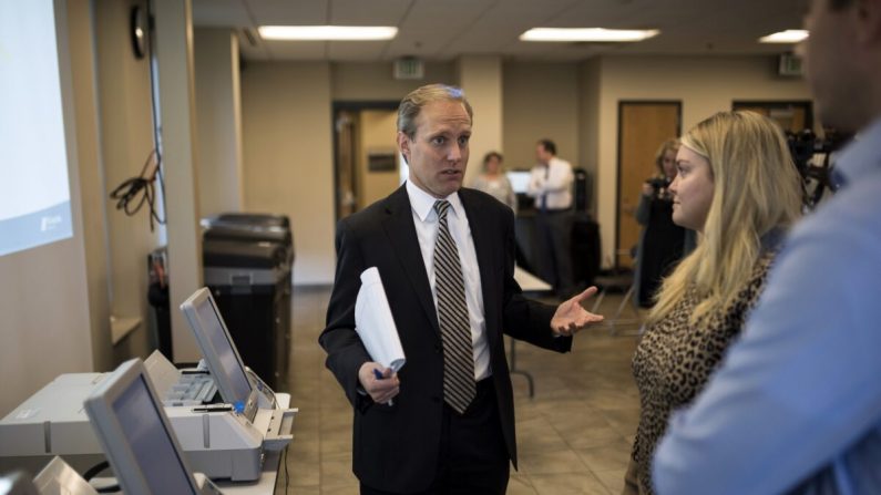 El secretario de Estado de Minnesota Steve Simon habla durante una prueba de las máquinas de votación en St. Louis Park, Minnesota, el 23 de octubre de 2018. (Stephen Maturen/Getty Images)
