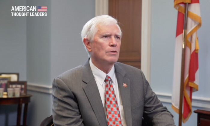 El Representante Mo Brooks (R-Ala.) en una entrevista con "American Thought Leaders". (The Epoch Times)