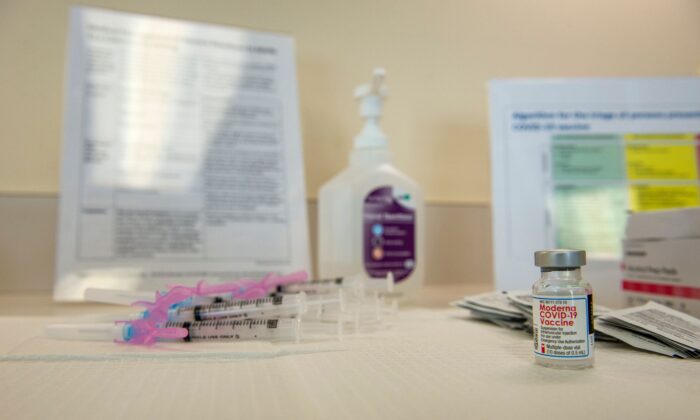 La vacuna Moderna COVID-19 y las jeringas están listas en una mesa para ser usadas en Boston, Massachusetts, el 24 de diciembre de 2020. (Joseph Prezioso/AFP vía Getty Images)