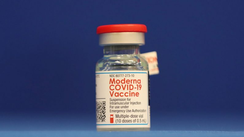 Un frasco de la vacuna Moderna COVID-19 se ve durante una conferencia de prensa en Fort Lauderdale, Florida, el 23 de diciembre de 2020. (Joe Raedle/Getty Images)
