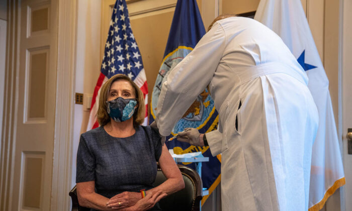 La presidenta de la Cámara de Representantes, Nancy Pelosi (D-Calif.) recibe la vacuna COVID-19 del Dr. Brian Monahan, médico del Congreso de Estados Unidos, en su oficina del Capitolio en Washington el 18 de diciembre de 2020. (Ken Cedeno-Pool/Getty Images)