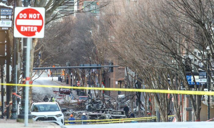 La policía cierra un área dañada por una explosión en Nashville, Tennessee, el 25 de diciembre de 2020. (Terry Wyatt/Getty Images)