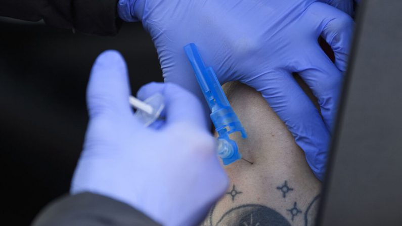 Una enfermera administra la vacuna Pfizer-BioNTech COVID-19 a un trabajador de la salud en Reno, Nevada, el 17 de diciembre de 2020. (Patrick T. Fallon/AFP a través de Getty Images)