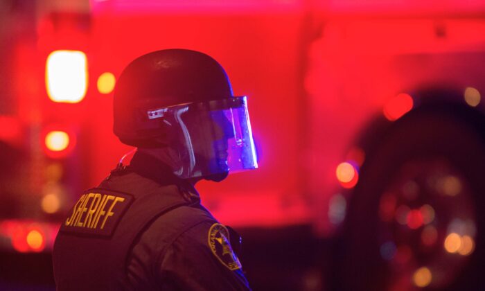Un ayudante del sheriff en el Centro de Convenciones de Anaheim, en el Condado de Orange, California, el 25 de mayo de 2016. (David McNew/Getty Images)
