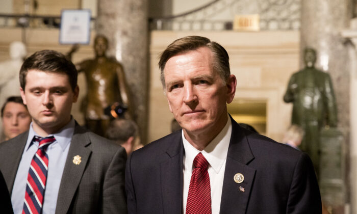 El representante Paul Gosar (R-Ariz.) en el Salón de las Estatuas del edificio del Capitolio de camino a asistir al Estado de la Unión en Washington el 30 de enero de 2018. (Samira Bouaou/The Epoch Times)