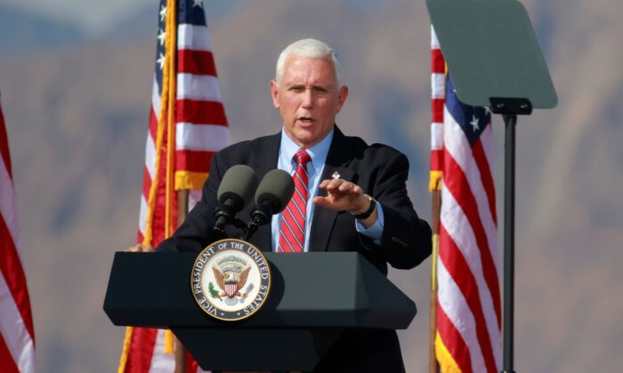El vicepresidente de EE.UU., Mike Pence, habla en la manifestación "Haz que Estados Unidos sea grande otra vez" en Boulder City, Nevada, el 8 de octubre de 2020. (Ronda Churchill/AFP vía Getty Images)