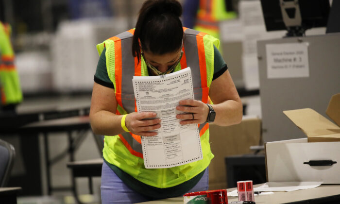 Los trabajadores electorales cuentan las boletas en Filadelfia, Pensilvania, el 4 de noviembre de 2020. (Spencer Platt/Getty Images)