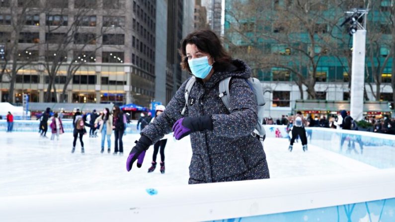 Personas disfrutan de una pista de patinaje en el Bank of America Winter Village de Bryant Park mientras la ciudad continúa los esfuerzos de reapertura tras las restricciones impuestas para frenar la propagación del virus del PCCh en la ciudad de Nueva York, el 23 de diciembre de 2020. (Cindy Ord/Getty Images)