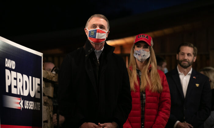 Los senadores David Perdue (R-Ga.) (i) y Kelly Loeffler (R-Ga.) durante un mitin en Cumming, Georgia, el 20 de diciembre de 2020. (Jessica McGowan/Getty Images)