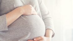 Médico habla sobre los efectos secundarios de la vacuna COVID en mujeres embarazadas
