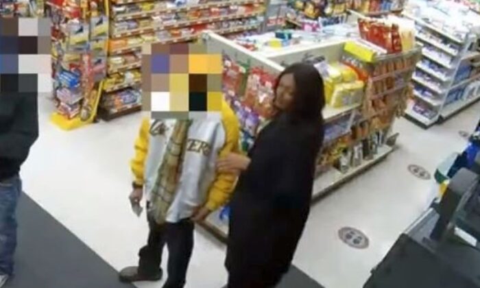 Mujer sospechosa de St. Louis que atacó a oficial luego de que se le pidiera usar una mascarilla. (Crimestoppers del Departamento de Policía de St. Louis)