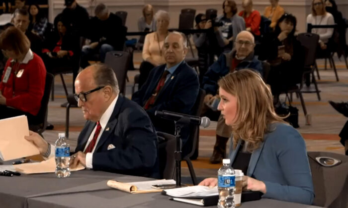 Los abogados del presidente Donald Trump, Jenna Ellis y Rudy Giuliani, y miembros de la Legislatura del Estado de Arizona, celebran una audiencia pública sobre la integridad de las elecciones en Phoenix, Arizona, el 30 de noviembre de 2020. (Captura de pantalla a través de NTD)