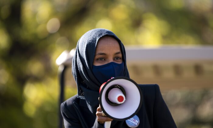 La representante Ilhan Omar (D-Minn.) habla durante un evento en Minneapolis, Minn., el 3 de noviembre de 2020. (Stephen Maturen/Getty Images)