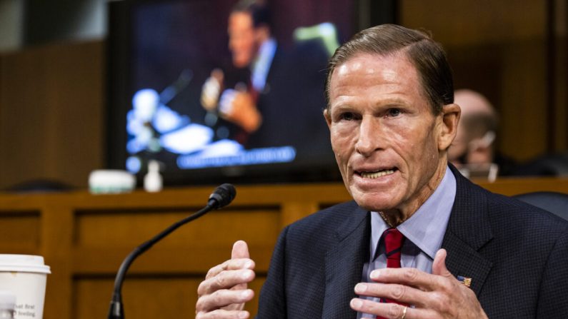 El senador Richard Blumenthal (D-Conn.) hace una declaración ante el Comité Judicial del Senado en el cuarto día de la audiencia de confirmación de la jueza Amy Coney Barrett, nominada a la Corte Suprema, en el Capitolio de Washington, el 15 de octubre de 2020. (Samuel Corum/Getty Images)