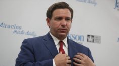 Gobernador Ron DeSantis rechaza reconocer a Joe Biden cuando se lo pide un reportero