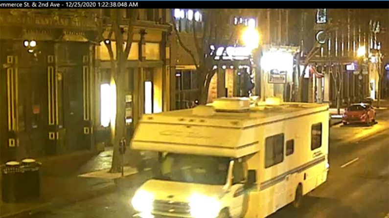 Una captura de pantalla de las imágenes de vigilancia muestrala casa rodante que se sospecha fue usada en el ataque con bomba de Nashville, Tennessee, el 25 de diciembre de 2020. (Departamento de Policía de Nashville vía Getty Images)
