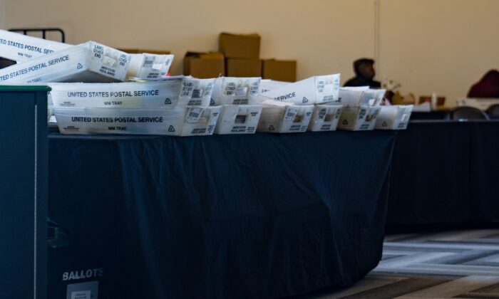 Cajas de archivo dispuestas a un lado en una sala de procesamiento de votos en el State Farm Arena en Atlanta, Georgia, el 2 de noviembre de 2020. (Megan Varner/Getty Images)