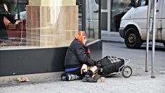 Policía mexicano regala comida a una mujer sin hogar que vaga con su perrito en la calle