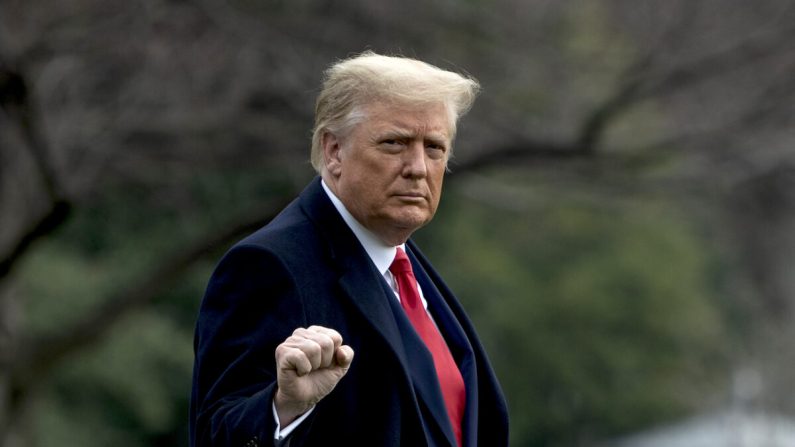 El presidente Donald Trump abandona la Casa Blanca el 12 de diciembre de 2020. (ANDREW CABALLERO-REYNOLDS/AFP vía Getty Images)
