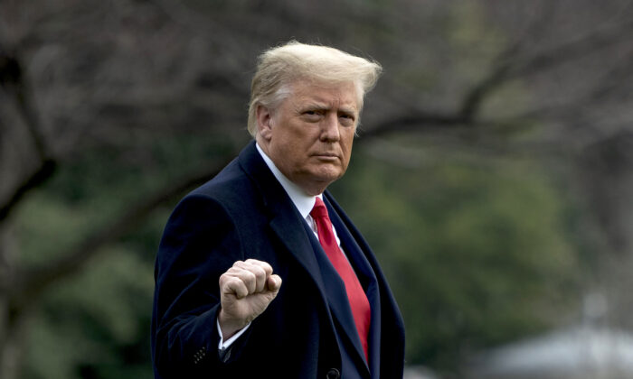 El presidente Donald Trump sale de la Casa Blanca en Washington el 12 de diciembre de 2020. (Andrew Caballero-Reynolds/AFP vía Getty Images)