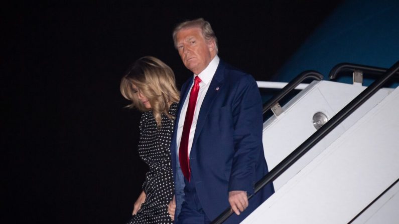 El presidente Donald Trump y la primera dama Melania Trump desembarcan del Air Force One al llegar al Aeropuerto Internacional de Palm Beach en West Palm Beach, Florida, el 23 de diciembre de 2020. (Saul Loeb/AFP vía Getty Images)
