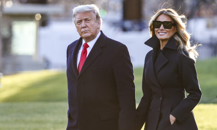 El presidente Donald Trump y la primera dama Melania Trump caminan por el Jardín Sur de la Casa Blanca el 23 de diciembre de 2020. (Tasos Katopodis/Getty Images)