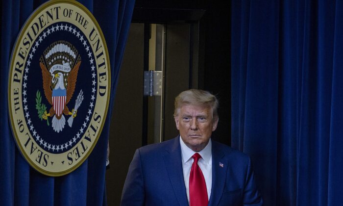 El presidente Donald Trump llega para hablar en un evento en Washington el 8 de diciembre de 2020. (Tasos Katopodis/Getty Images)